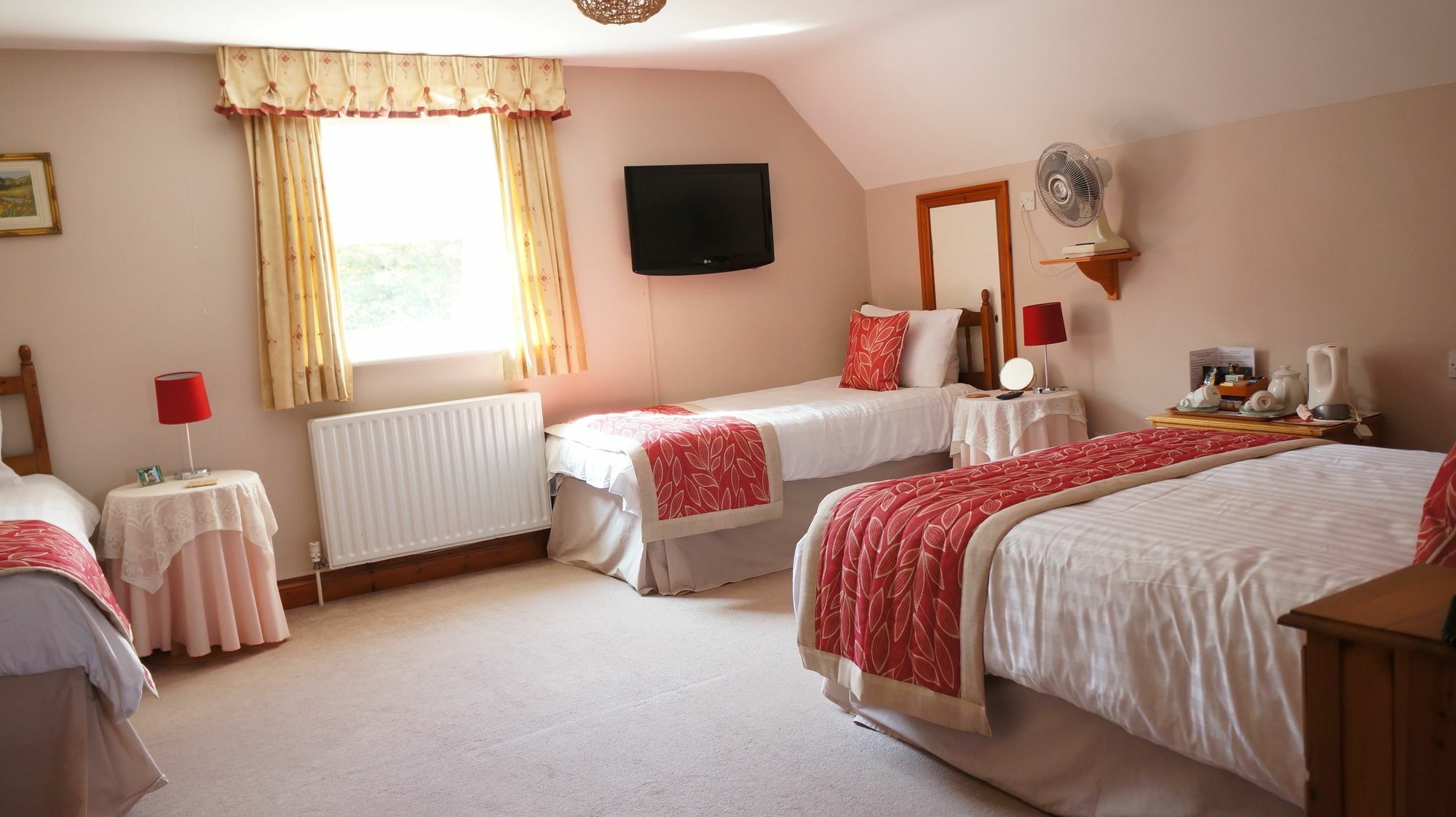 The Lawn Guest House Gatwick Χόρλι Εξωτερικό φωτογραφία